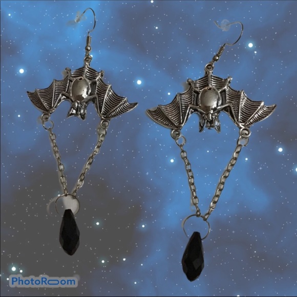Super spooky hanging bat earrings Goth Gothic new - Picture 6 of 7